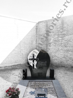 Monument funerar catolic granit cu forma de boboc de trandafir