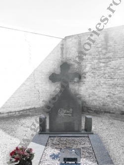 monument funerar clasic cu cruce trifoi