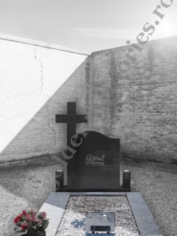Monument carte cu cruce din granit negru abanos