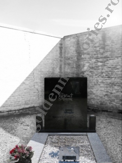 Monument funerar catolic dreptunghic negru